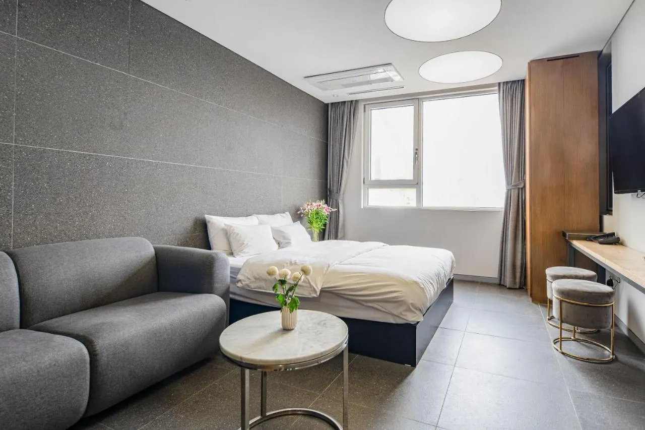 Hotel The Designers Hongdae Seoul 2*,